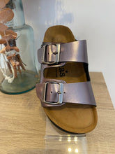 Carregar imagem no visualizador da galeria, Chinelo Cubanas prateado plataforma com fivelas
