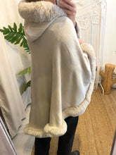 Carregar imagem no visualizador da galeria, Poncho de malha com pêlo Morgan
