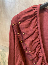 Carregar imagem no visualizador da galeria, Blusa folho com tachas bordeaux
