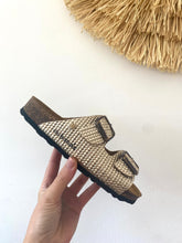 Carregar imagem no visualizador da galeria, Chinelo fivelas comporta gold Cubanas
