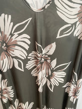 Carregar imagem no visualizador da galeria, Vestido comprido malha fria flores kaki
