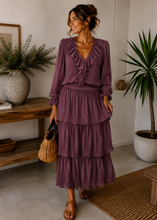 Carregar imagem no visualizador da galeria, Blusa folho crepe ameixa
