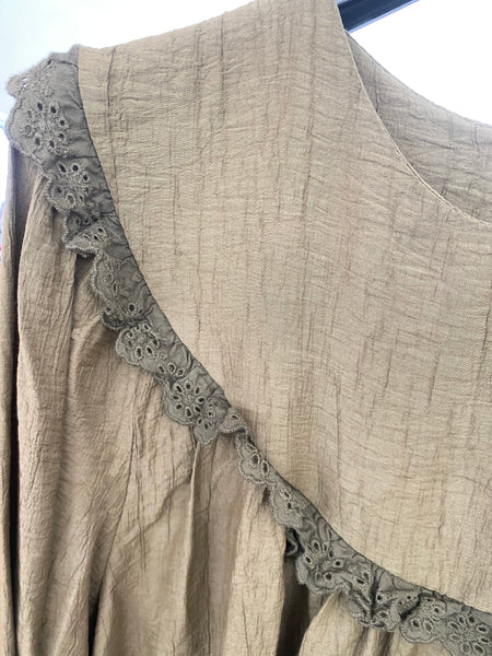 Blusa com rendinha bordada kaki