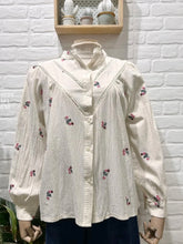 Carregar imagem no visualizador da galeria, Camisa flores bordadas
