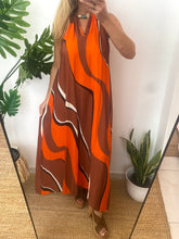 Carregar imagem no visualizador da galeria, Vestido estampa ondas laranja
