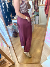 Carregar imagem no visualizador da galeria, Calças pantalonas acetinadas lisas bordeaux
