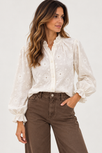 Carregar imagem no visualizador da galeria, Camisa bordado flores creme
