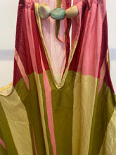 Carregar imagem no visualizador da galeria, Vestido estampado riscas com pedras

