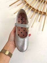 Carregar imagem no visualizador da galeria, Mary Jane silver cubanas
