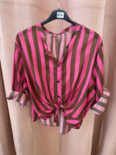 Carregar imagem no visualizador da galeria, Camisa riscas castanho e rosa
