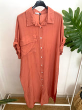 Carregar imagem no visualizador da galeria, Vestido camisa liso estampado com bolso salmão
