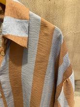 Carregar imagem no visualizador da galeria, Camisa oversize padrão riscas azul claro
