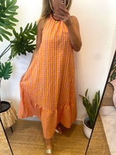Carregar imagem no visualizador da galeria, Vestido vichy atado pescoço laranja e rosa
