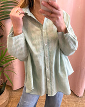 Carregar imagem no visualizador da galeria, Camisa túnica de riscas fininhas verde
