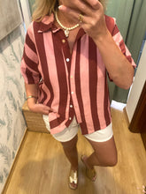 Carregar imagem no visualizador da galeria, Camisa oversize riscas rosa e Bordeaux
