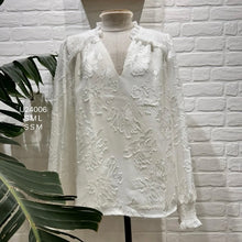 Carregar imagem no visualizador da galeria, Camisa flores relevo branco

