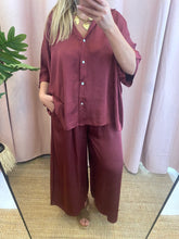 Carregar imagem no visualizador da galeria, Camisa acetinada oversize  Bordeaux
