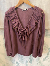 Carregar imagem no visualizador da galeria, Blusa folho com tachas ameixa
