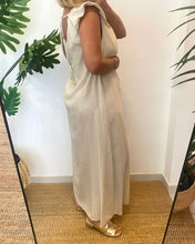 Carregar imagem no visualizador da galeria, Vestido liso alça larga franzida creme
