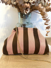 Carregar imagem no visualizador da galeria, Clutch malha riscas castanho e rosa
