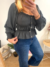 Carregar imagem no visualizador da galeria, Blusa lisa franzidos cinza
