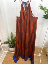 Carregar imagem no visualizador da galeria, Vestido estampado castanho e laranja com pedras
