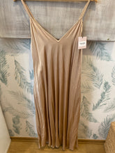 Carregar imagem no visualizador da galeria, Vestido acetinado alças finas camel
