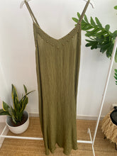 Carregar imagem no visualizador da galeria, Vestido crepe com tachas verde azeitona

