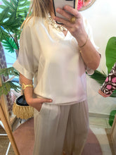 Carregar imagem no visualizador da galeria, Blusa acetinada oversize beje
