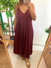 Carregar imagem no visualizador da galeria, Vestido acetinado alças finas bordeaux
