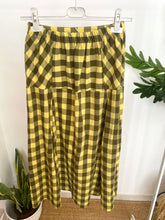 Carregar imagem no visualizador da galeria, Saia quadrados amarelo e kaki
