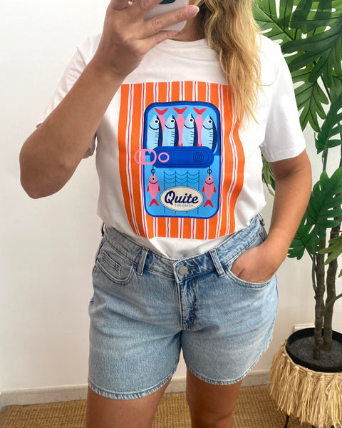 T-shirt branca lata sardinhas laranja