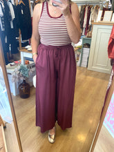 Carregar imagem no visualizador da galeria, Calças pantalonas acetinadas lisas bordeaux
