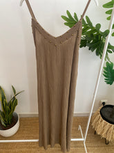 Carregar imagem no visualizador da galeria, Vestido crepe com tachas beje
