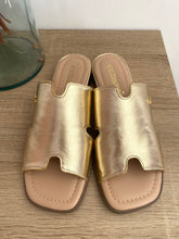 Carregar imagem no visualizador da galeria, Chinelo Cubanas pele dourado
