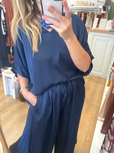 Carregar imagem no visualizador da galeria, Blusa acetinada oversize marinho
