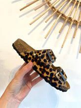 Carregar imagem no visualizador da galeria, Chinelo fivelas Amalia pêlo leopardo Cubanas
