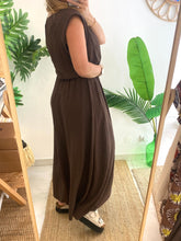 Carregar imagem no visualizador da galeria, Conjunto de blusa e saia crepe castanho
