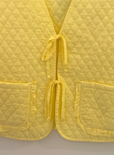 Carregar imagem no visualizador da galeria, Colete acolchoado com fitinhas amarelo
