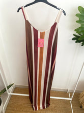 Carregar imagem no visualizador da galeria, Vestido riscas comprido malha fria com bolsos Bordeaux
