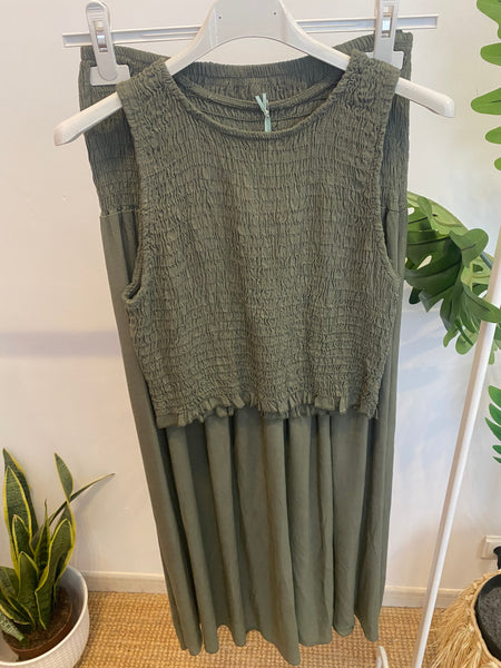 Conjunto franzido top e saia kaki