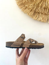 Carregar imagem no visualizador da galeria, Chinelo cruzado comporta beje Cubanas
