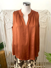 Carregar imagem no visualizador da galeria, Blusa acetinada oversize tijolo
