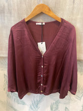 Carregar imagem no visualizador da galeria, Casaco/blusa acetinado Bordeaux
