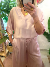 Carregar imagem no visualizador da galeria, Blusa acetinada oversize rosa
