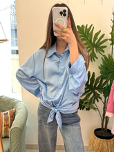 Carregar imagem no visualizador da galeria, Camisa acetinada laçada azul SMF
