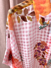 Carregar imagem no visualizador da galeria, Camisa vichy flores multicor
