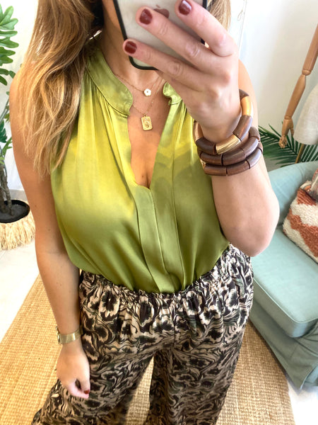 Blusa acetinada oversize verde oliva