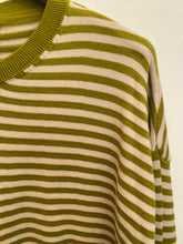 Carregar imagem no visualizador da galeria, Camisola de malha riscas verde azeitona
