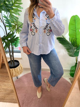 Carregar imagem no visualizador da galeria, Camisa riscas azuis flores bordadas
